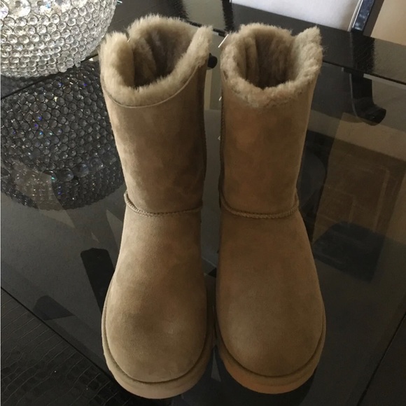 UGG Women's W Bailey Bow II Fashion Boot size 8. Antilope color - Picture 4 of 9